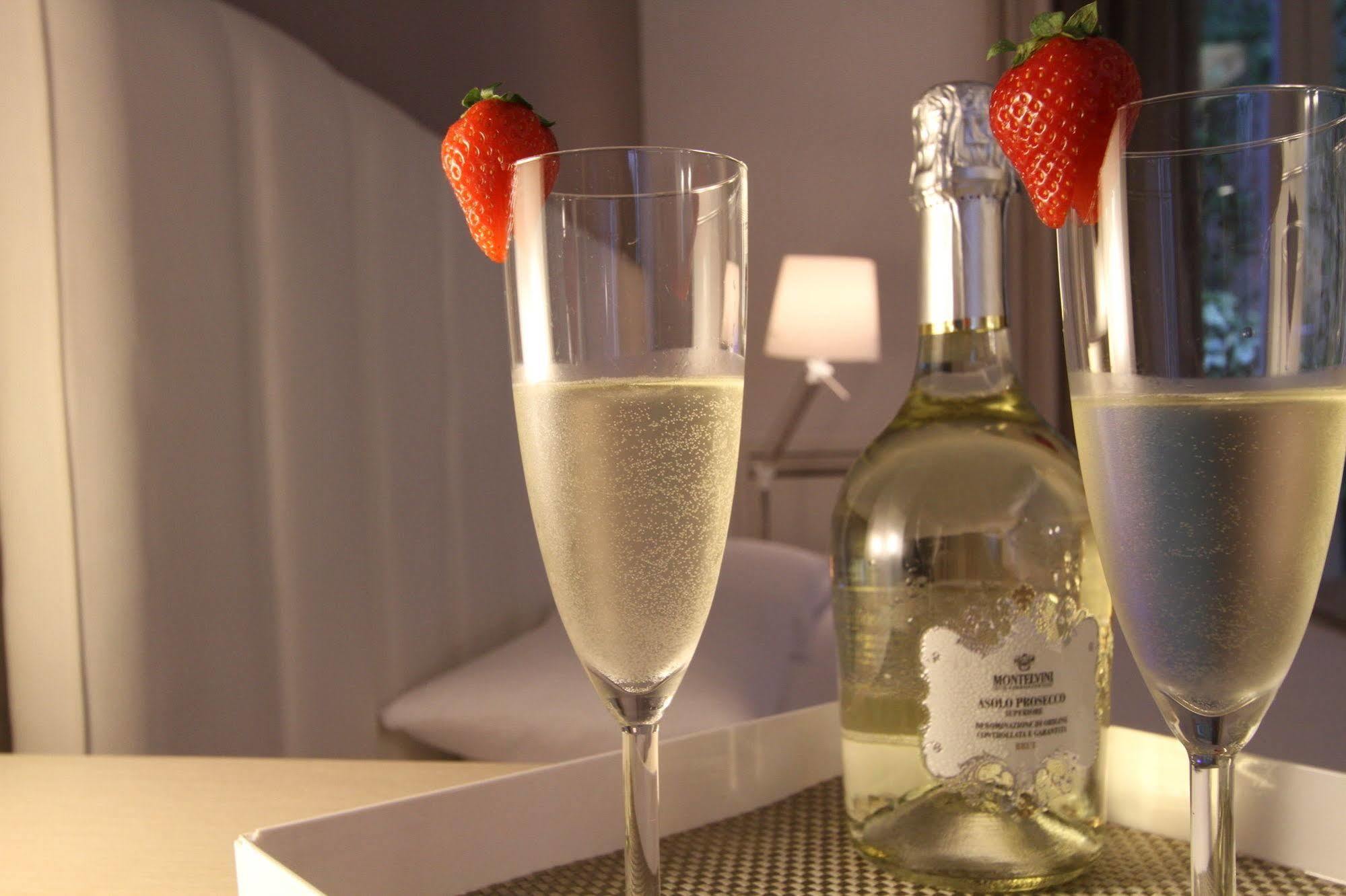 Soglow Business Class Hotel Молфета Екстериор снимка